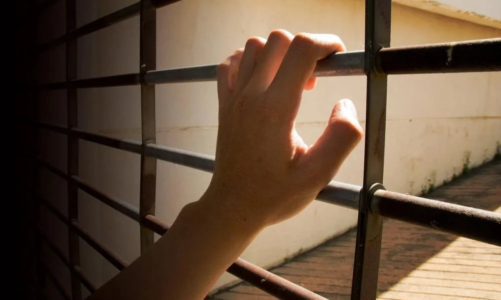 Βάναυση μεταχείριση κρατουμένου από δεσμοφύλακες σε τουρκική φυλακή
